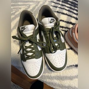 NIKE DUNK OLIVE